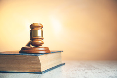 桌子上放着书的木制裁判