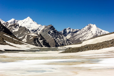 蓝天下白雪覆盖的喜马拉雅山峰