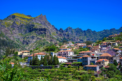 Curral das Freiras村在美丽的山景尼桑山谷，Câmara de Lobos市，葡萄牙