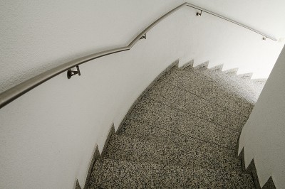商业建筑的天然石材楼梯，不锈钢栏杆