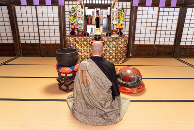 和尚在寺庙里祈祷