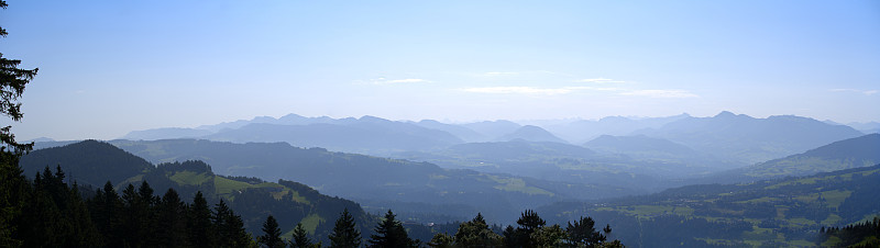 一个阳光明媚的夏日，从当地的山脉Pfänder看到美丽的广角风景山景。