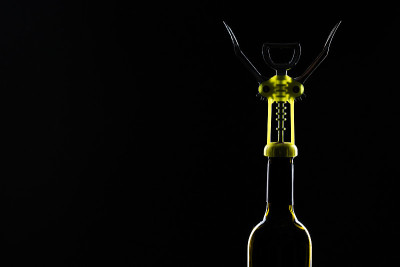 酒体以黑石为背景，酒体以螺旋开瓶