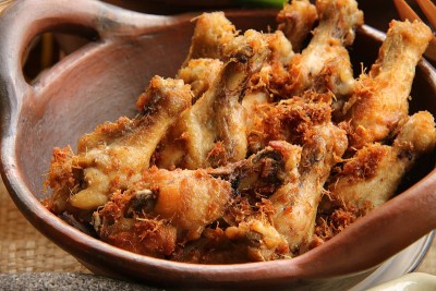 传统炒锅上的脆炸鸡鼓