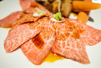 在日本的烧烤餐厅安排的生牛肉