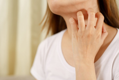 由于COVID-19，女性皮肤瘙痒、过敏