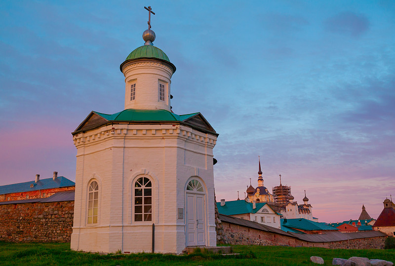 Solovki。寺院景观日落!