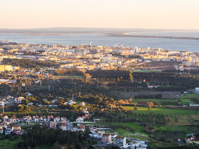 从葡萄牙的Palmela城堡看到的Setubal