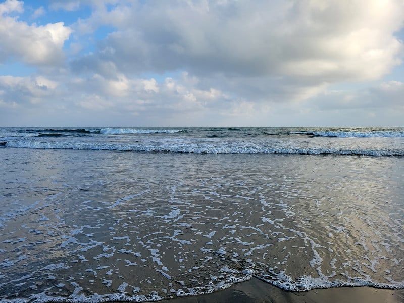 海的地平线。