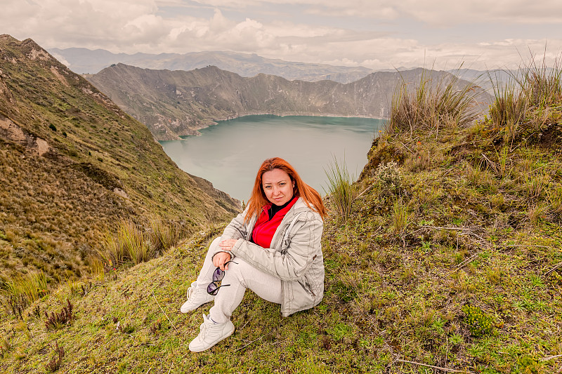 站在厄瓜多尔基罗托亚火山口湖附近的年轻女子