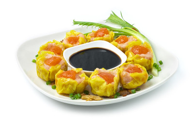 蒸虾配咸蛋黄饺子中国，亚洲美食