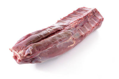 母鹿的马鞍上放着肉片