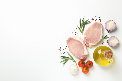 由生肉和配料组成的白色背景，俯视图
