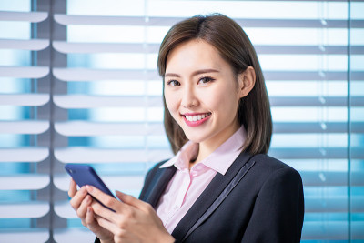 亚洲商界女性使用智能手机