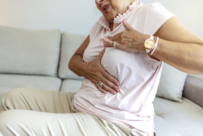 一个白人女性自己摸自己的乳房说她很担心乳癌。