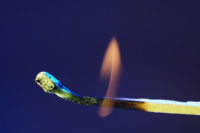 点燃火柴，在摄影棚里熄灭后，用彩色的箔纸在闪光灯前拍照