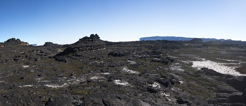罗赖马山(Mount Roraima)山顶罕见的湛蓝天空