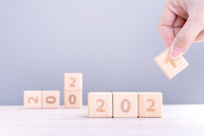 2021年新年抽象设计概念由木块与复制空间。