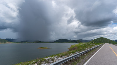 普兰布里大坝下着倾盆大雨
