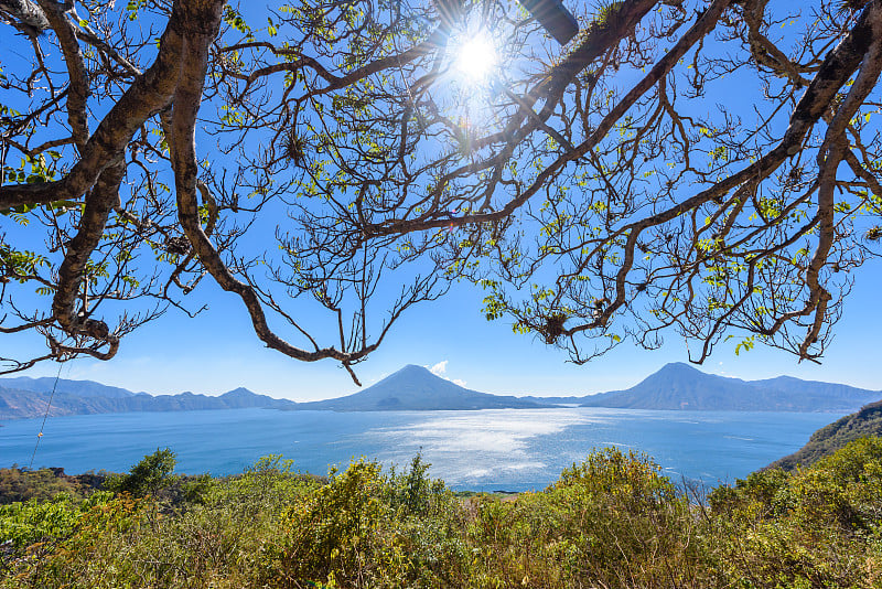 阿提特兰湖和火山全景图-危地马拉