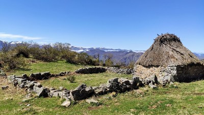 Teito(典型的小屋)，位于西班牙阿斯图里亚斯的索米耶多自然公园和生物圈保护区的Veigas村