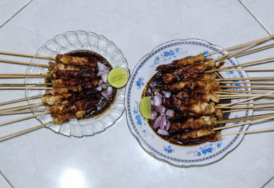 两盘沙爹