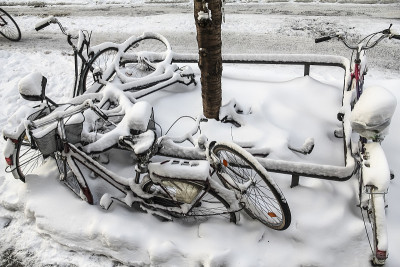 自行车被大雪覆盖