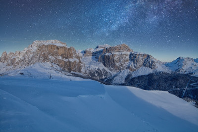 美妙的星空。在星空下的意大利白云石滑雪胜地Val Di Fassa的全景。Trentino-Alto