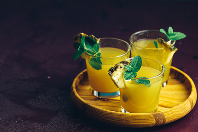 菠萝汁冷鸡尾酒