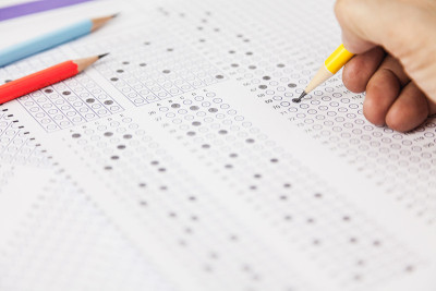 学生们在学校做测验和测验试卷