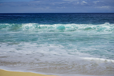 海浪冲击沿着日落海滩，Pupukea，北岸，瓦胡岛，夏威夷，美国