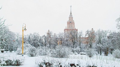 俄罗斯著名大学的冬季校园充满活力，雪树在莫斯科