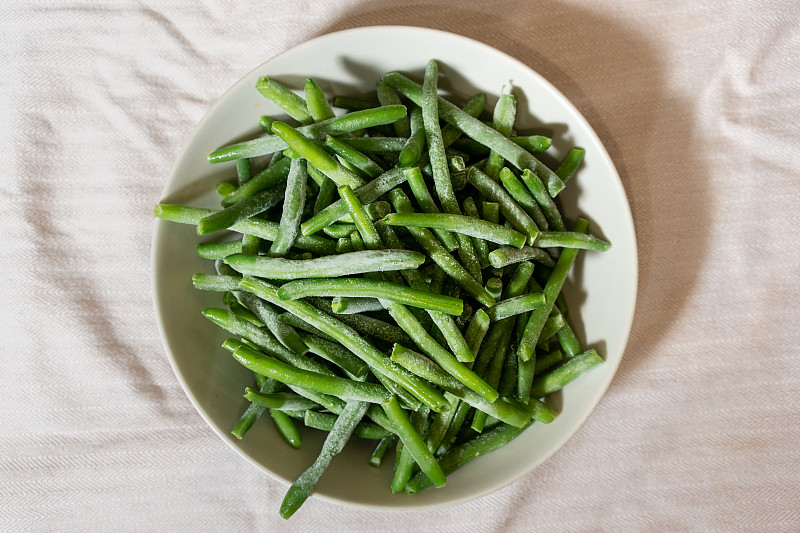 冷冻青豆装在盘子里