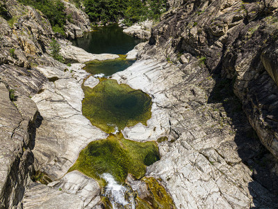鸟瞰野生天然水池，Chassezac河，在lozere，法国