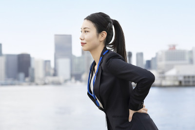 亚洲女商人，一副紧张的表情