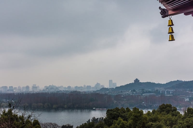 中国杭州雷峰塔上的西湖风景