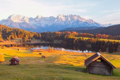 令人惊叹的山池塘在Geroldsee湖(Wagenbrüchsee)，在背景俯瞰Alpspitz和Z