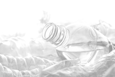 许多压碎的塑料瓶放在白色或透明的背景上