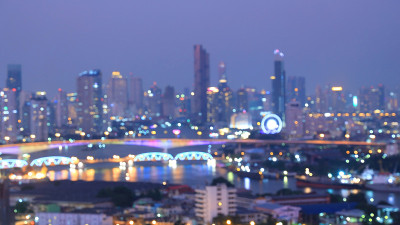 虚化的散景城市鸟瞰图，从天台视角拍摄的夜景图像