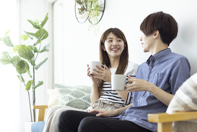 一个漂亮的日本男人和女人在客厅里放松
