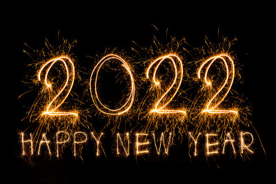 2022年新年快乐。闪闪发光的燃烧文本Happy New Year 2022孤立在黑色背景。美丽的发