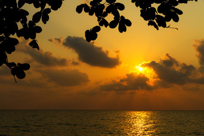 孤独海滩上的夕阳和剪影