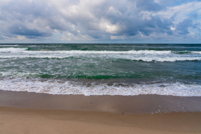 海浪中的海景。戏剧化的波罗的海在多风的天气。库尔斯沙嘴遗址