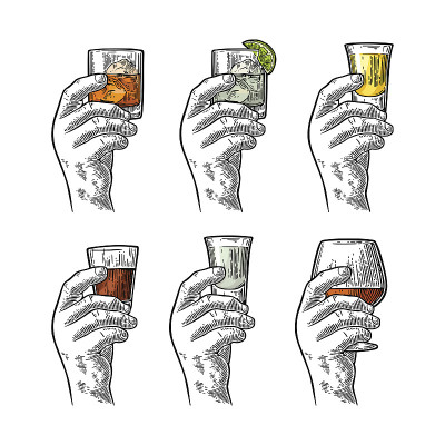 手握酒杯龙舌兰，伏特加，朗姆酒，干邑，威士忌，杜松子酒。