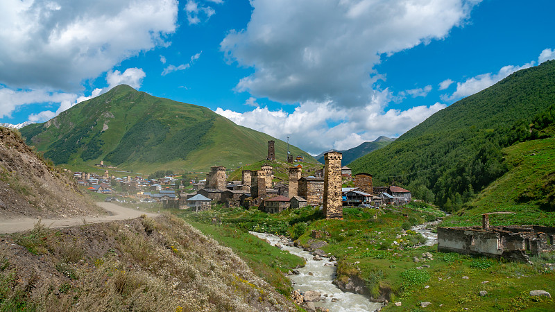 Shkhara山脚下的乌什古里村。风景如画，富丽堂皇。格鲁吉亚乌什古里的石塔和老房子。