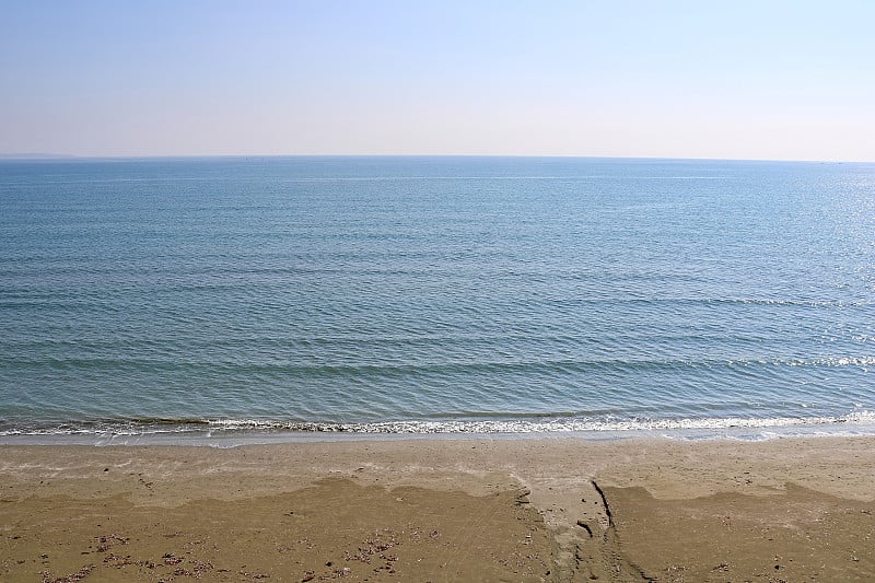 地中海和湛蓝的天空。拉纳卡海滩的海浪和风