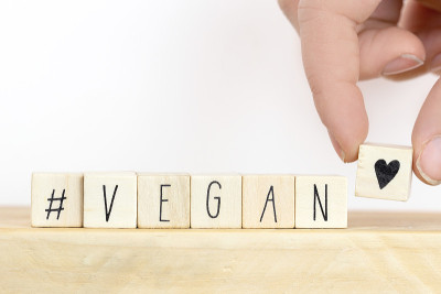 带有标签和vegan(素食主义者)这个词的木制立方体，社交媒体概念背景