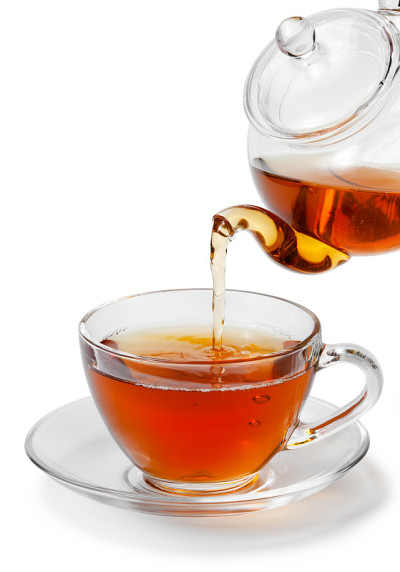 茶被倒进玻璃杯里