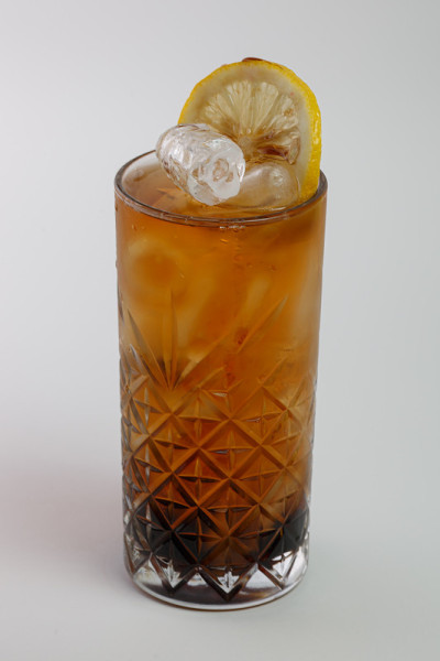 美丽可口的鸡尾酒在一个透明的装饰玻璃