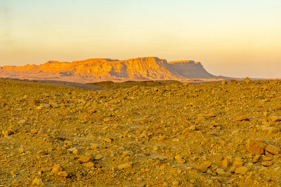 在Makhtesh(火山口)的Ardon山的日落视图